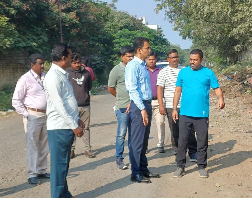 महानगरपालिका आयुक्त डॉ. सचिन ओंबासे जय ग्रुपच्या वृक्षारोपण उपक्रमाची पाहणी करताना